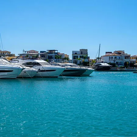 Adorable 1-bedroom Holiday With Balcony All Yours شقة *